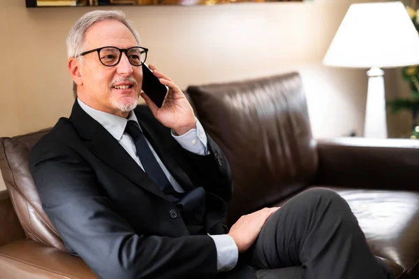 Senior Manager Telefon Sitzt Auf Einer Couch Einem Hotel — Stockfoto
