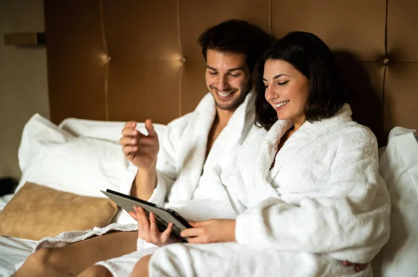 Jong Paar Bed Delen Van Een Digitale Tablet — Stockfoto