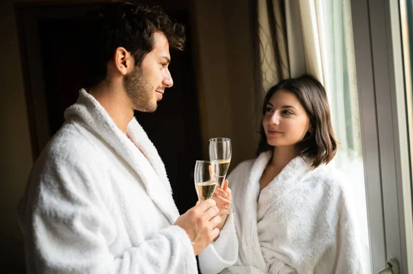 Casal Alegre Roupão Banho Brindando Taças Champanhe — Fotografia de Stock