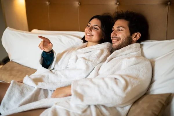 Romantyczna Para Korzystająca Miesiąca Miodowego Zabiegów Wellness Apartamencie Hotelowym — Zdjęcie stockowe