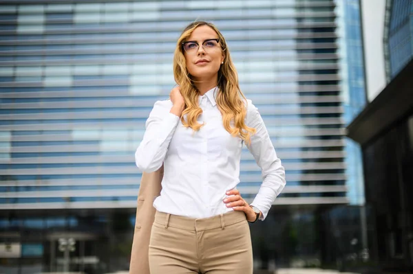 Sebevědomý Mladý Žena Manažer Venkovní Moderním Městském Prostředí — Stock fotografie