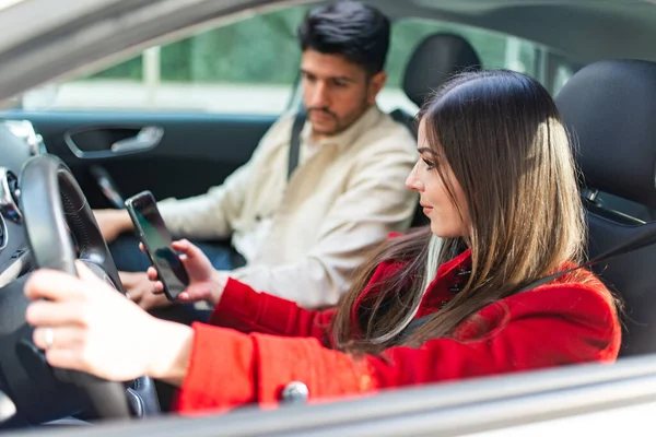 Donna Che Usa Telefono Mentre Guida Sua Auto — Foto Stock