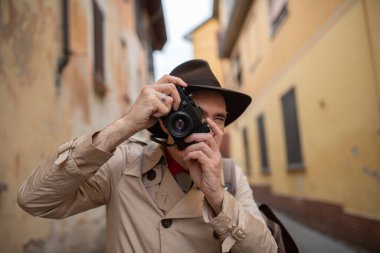 Spy veya Paparazzo fotoğrafçı, bir şehir sokakta kamera kullanan adam