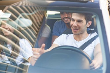 Bir grup mutlu arkadaş yolculuk için aynı arabayı paylaşıyorlar.