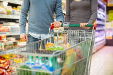 Süpermarketten alışveriş yapan bir çiftin yakın plan görüntüleri.
