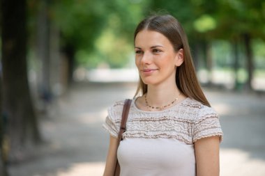 Parkta yürüyen genç bir kadın