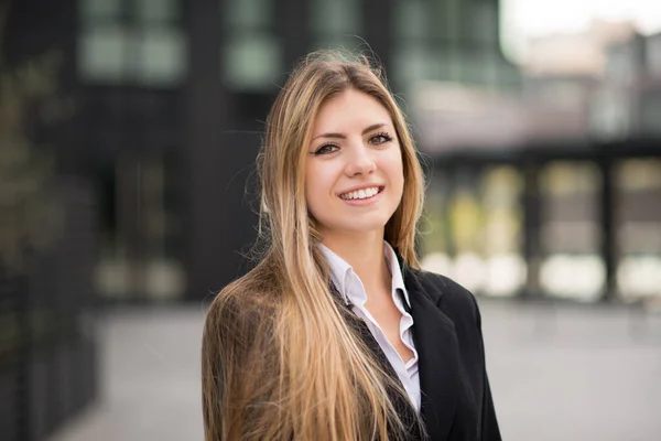 Jong Blond Zakenvrouw Outdoor Portret — Stockfoto