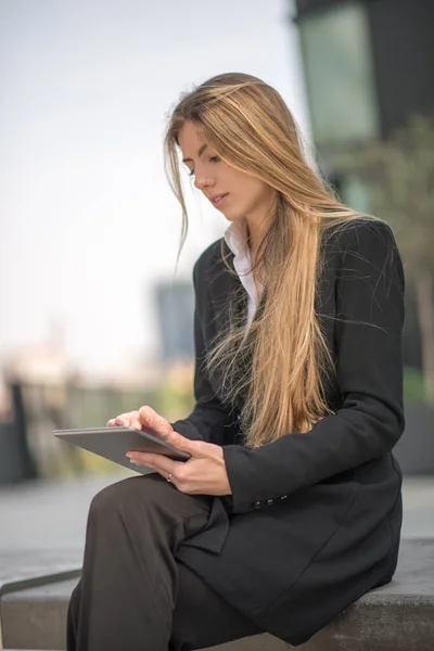 Affärskvinna Med Hjälp Digital Tablett Utomhus — Stockfoto