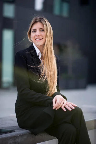Junge Geschäftsfrau Sitzt Draußen Auf Einer Bank — Stockfoto