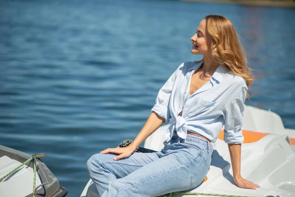 小さなボートで屋外でリラックスした女性 — ストック写真