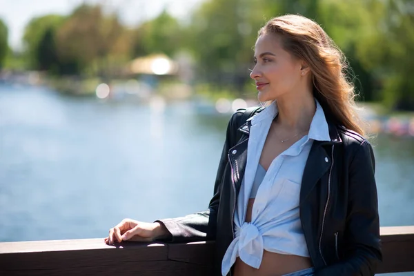 Vrouw Ontspannen Een Brug Buurt Van Een Meer Natuur Ontspannen — Stockfoto