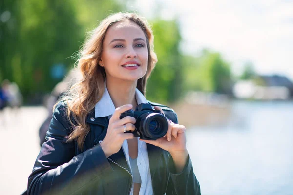 Mujer Usando Cámara Digital Parque Cerca Lago — Foto de Stock