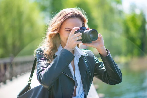 Mujer Usando Cámara Digital Parque Cerca Lago — Foto de Stock