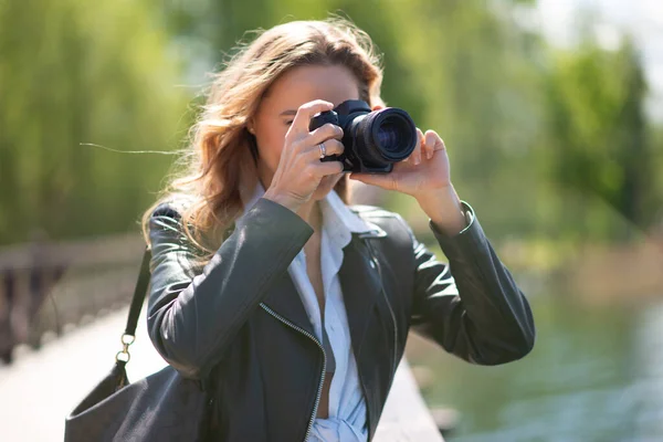Kvinna Använder Sin Digitalkamera Park Nära Sjö — Stockfoto