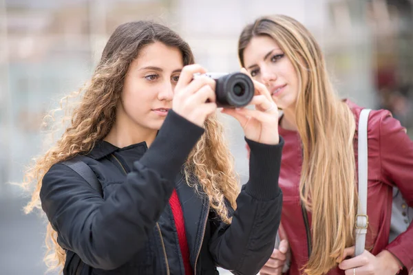 Női Barátok Akik Kamerát Használnak Városban — Stock Fotó