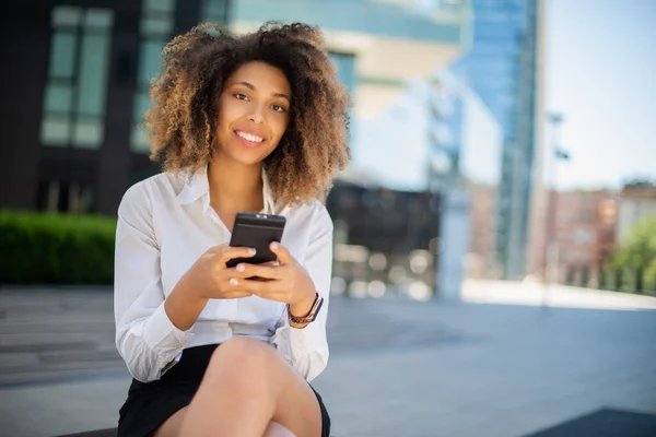 Porträtt Afro Amerikansk Affärskvinna Som Använder Sin Mobiltelefon Företagsmiljö — Stockfoto