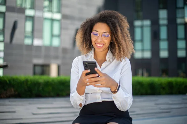 Retrato Una Mujer Negocios Afroamericana Usando Teléfono Móvil Ambiente Negocios — Foto de Stock