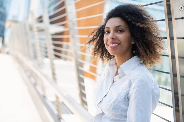 Porträt Einer Afroamerikanischen Geschäftsfrau Einem Outdoor Geschäftsumfeld — Stockfoto