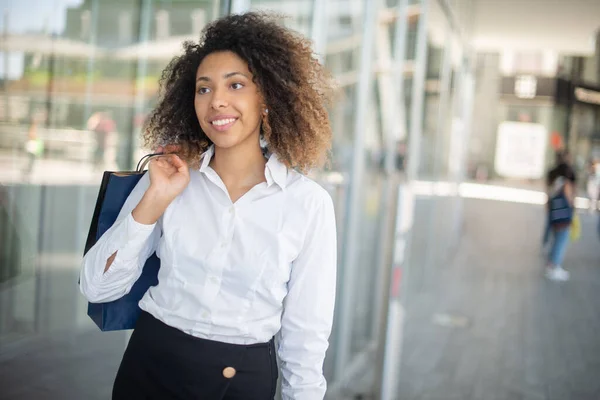 Joven Mujer Sonriente Sosteniendo Bolsas Compras — Foto de Stock