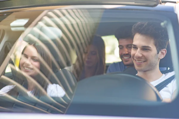 Grupo Amigos Felices Compartiendo Mismo Coche Para Viaje — Foto de Stock