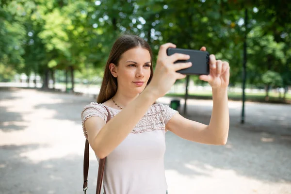 Genç Bir Kadın Fotoğraf Çekmek Için Cep Telefonunu Kullanıyor — Stok fotoğraf