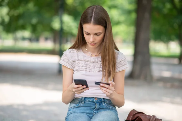 Mujer Compras Línea Utilizando Una Tarjeta Crédito Teléfono Celular — Foto de Stock