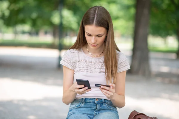 Žena Nakupování Pomocí Kreditní Karty Její Smartphone — Stock fotografie