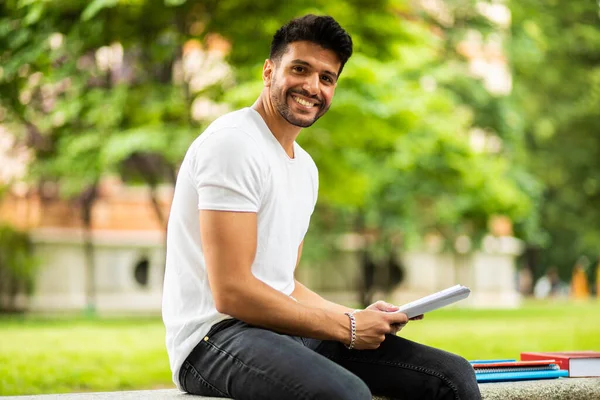 Stilig Ung Man Läsa Bok Bänken Parken — Stockfoto