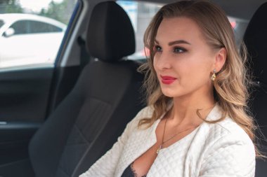 Kadın araba kullanıyor.