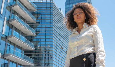 İş ortamında siyahi bir iş kadınının portresi