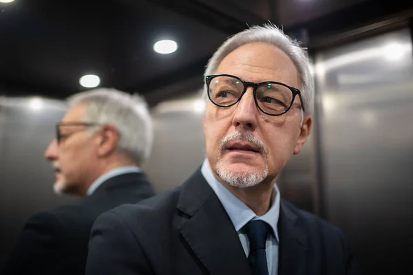 Homme Affaires Senior Souriant Dans Ascenseur — Photo