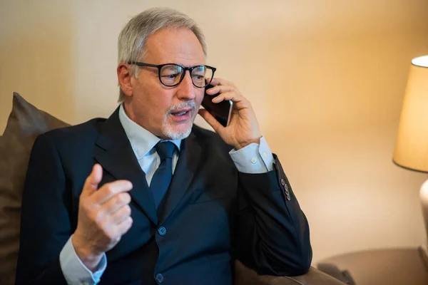 Reifer Geschäftsmann Mit Brille Telefoniert — Stockfoto
