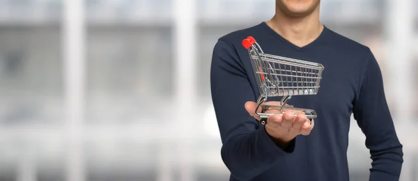 Hombre Sosteniendo Pequeño Carrito Compras Imagen Amplia — Foto de Stock