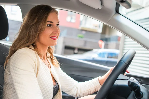 Jovem Mulher Dirigindo Seu Carro — Fotografia de Stock