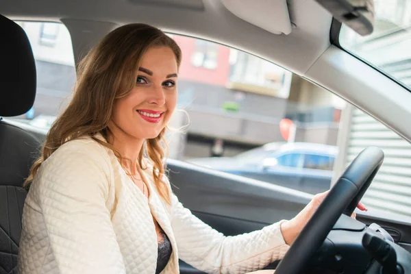 Jonge Vrouw Rijden Haar Auto — Stockfoto