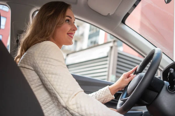 Žena Řídí Auto Pohled Interiéru Vozu — Stock fotografie