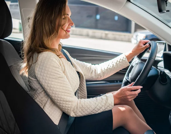 Jovem Mulher Dirigindo Seu Carro — Fotografia de Stock