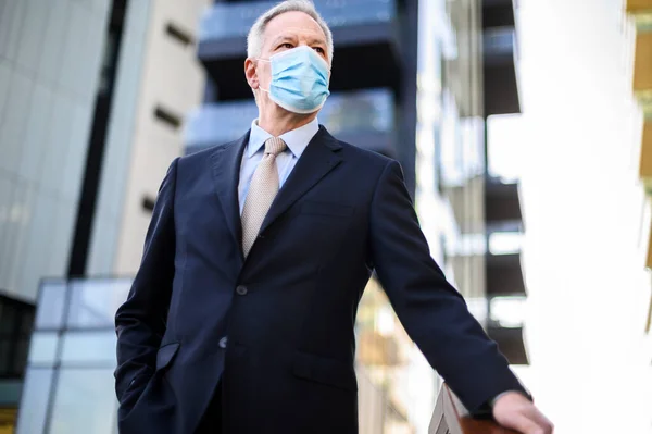 Senior Manager Folded Arms Wearing Protective Mask Outdoor Covid — Stock Photo, Image