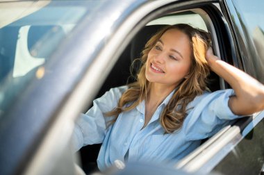 Arabasını süren genç bayan.