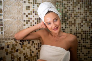 Türk hamamında dinlenen kadın