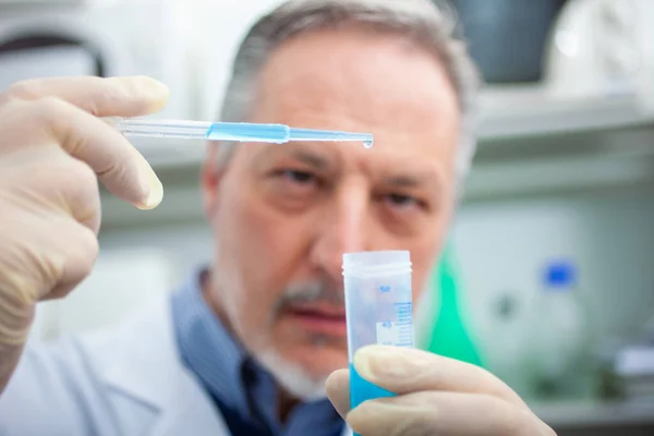 Retrato Cerca Investigador Masculino Sosteniendo Frasco Con Líquido Azul Laboratorio — Foto de Stock