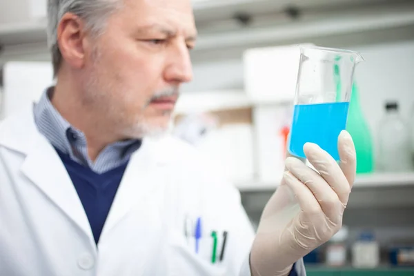 男性研究者の実験室で液体のテスト チューブを保持のクローズ アップの肖像画 — ストック写真