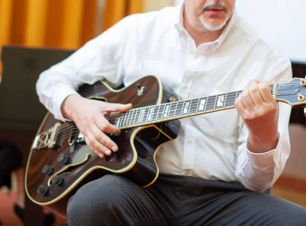 Detail Guitarist Playing Archtop Guitar — Stock Photo, Image
