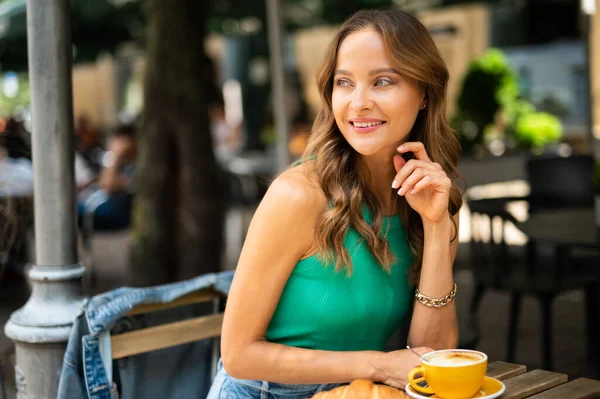Mujer Sonriente Desayunando Aire Libre Una Ciudad — Foto de Stock