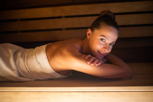 Woman Relaxing Sauna Wellness Center — Stock Photo, Image