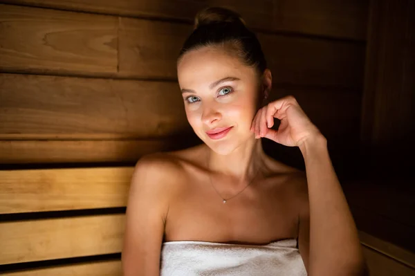 Woman Relaxing Sauna Wellness Center — Stock Photo, Image