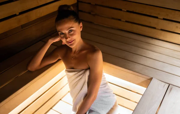 Žena Relaxuje Sauně Wellness Centru — Stock fotografie