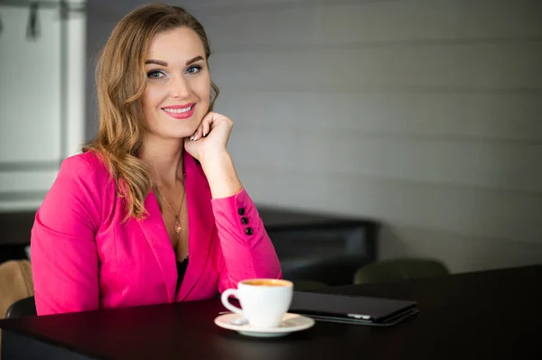 Mooie Vrouw Die Een Koffie Drinkt Een Café — Stockfoto