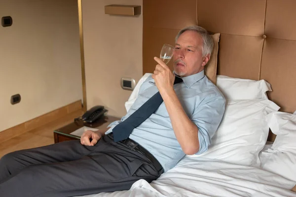 Üzletember Iszik Egy Pohár Pezsgőt Egyedül Egy Hotelszobában — Stock Fotó