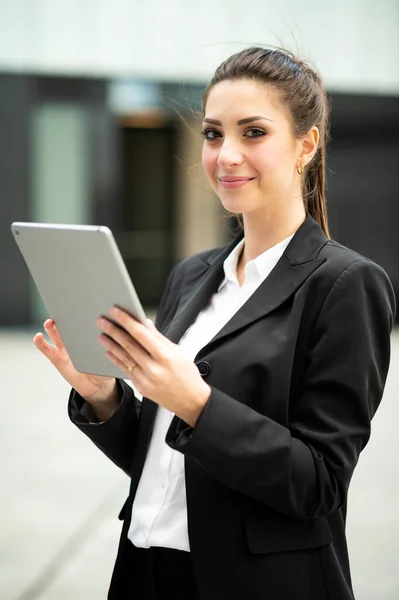 Lachende Zakenvrouw Met Behulp Van Een Digitale Tablet Outdoor — Stockfoto